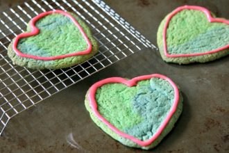 Love the Earth Cookies- This Earth Day, why not make some simple cookies to celebrate our Mother Earth? This recipe is perfect for doing with kids!